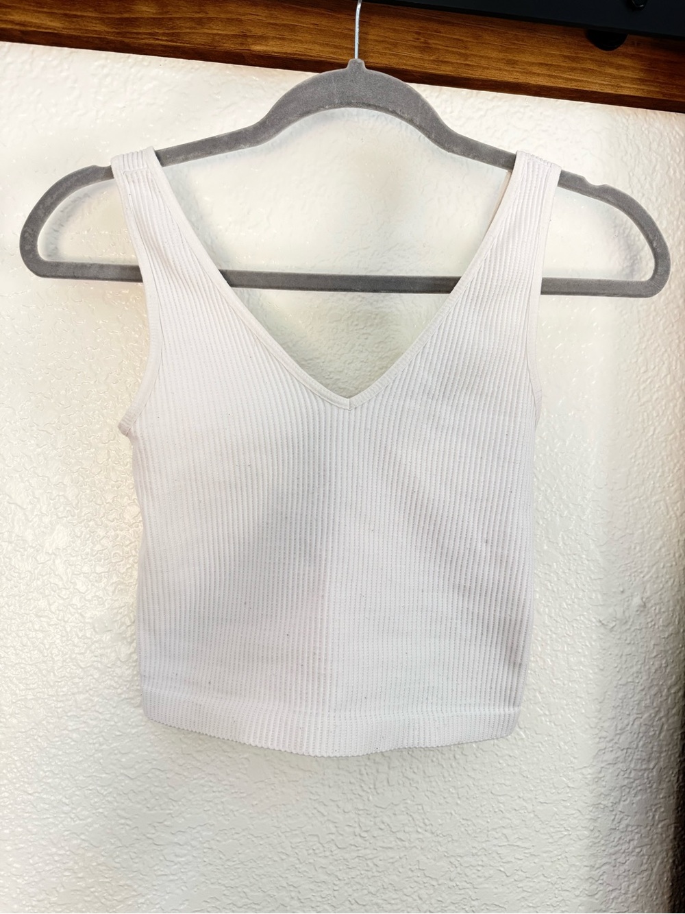 Mahina O/S stretch fitted White Ribbed V-Neck Cropped Tank Top - Women